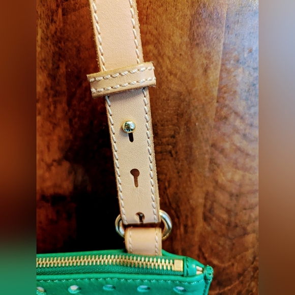 💚UNIQUE🌟UGG crossbody purse/sling bag🌟perforated detail🍀green leather! COOL! - Picture 10 of 15